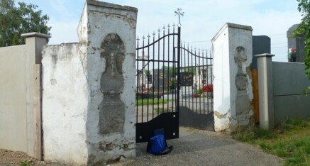 Vorher: Friedhofseingang Glaubendorf